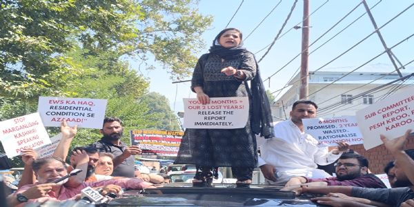 سرینگر میں پی ڈی پی کا احتجاجی مظاہرہ، ریزرویشن سب کمیٹی کی رپورٹ کا مطالبہ