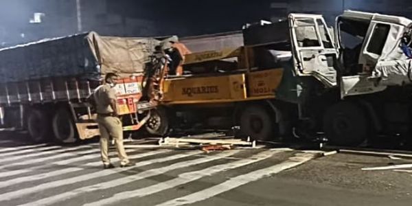 بریک فیل ہونے سے بے قابو کنٹینر نے کئی گاڑیوں کو ماری ٹکر ,دو افراد جاں بحق چار زخمی