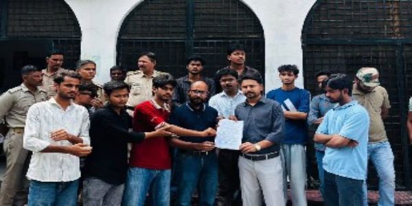 اے ایم یو طلبہ یونین کی بحالی کے مطالبے میں طلبہ نے پروکٹر آفس میں پیش کیا میمورنڈم، 48 گھنٹے میں جواب کا مطالبہ
