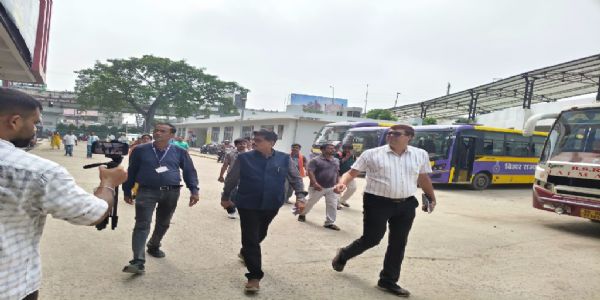 کارپوریشن منتظمین نے سٹی اور طویل فاصلے کی بسوں کا اچانک معائنہ کیا