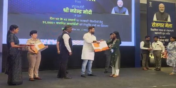 سلی گوڑی کے روزگار میلے میں مرکزی وزیر چراغ پاسوان نے 85 نوجوانوں کو تقرری نامے سونپے