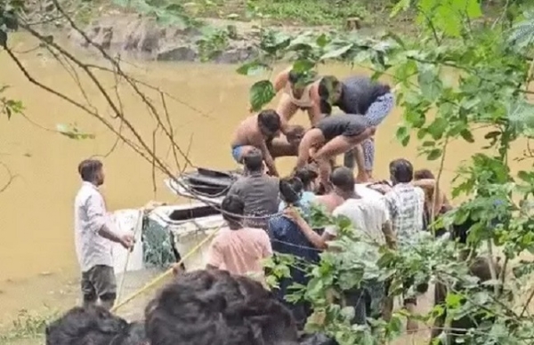 آگر مالوا میں نالے میں بہہ جانے والی کار کو ریسکیو کرتے ہوئے مقامی لوگ آگر مالوا میں نالے میں بہہ جانے والی کار کو ریسکیو کرتے ہوئے مقامی لوگ
