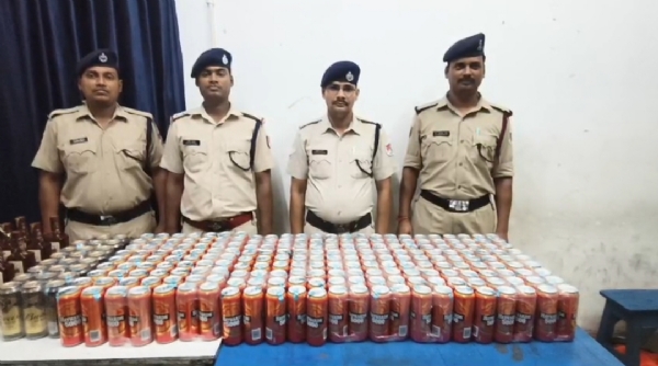 دھنباد ریلوے اسٹیشن پر ٹرین سے 130 لیٹر شراب اور بیئر برآمد دھنباد ریلوے اسٹیشن پر ٹرین سے 130 لیٹر شراب اور بیئر برآمد