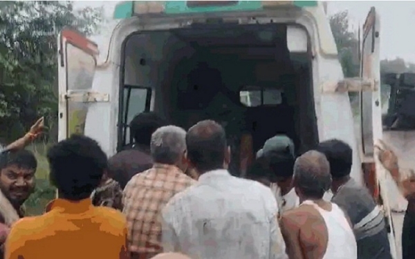 ریوا میں بس اور بلکر کے تصادم کے بعد زخمیوں کو اسپتال پہنچاتے مقامی لوگ ریوا میں بس اور بلکر کے تصادم کے بعد زخمیوں کو اسپتال پہنچاتے مقامی لوگ