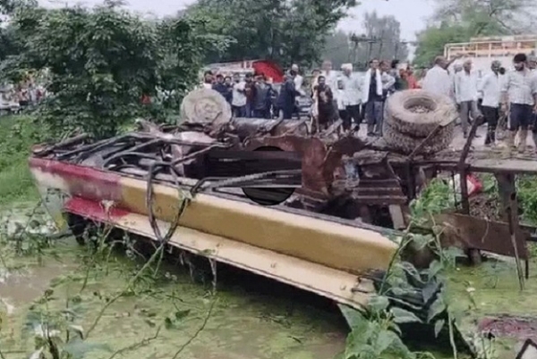 ریوا میں بس کو ٹکر مارنے کے بعد الٹا بلکر ریوا میں بس کو ٹکر مارنے کے بعد الٹا بلکر
