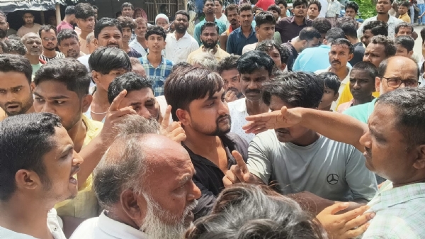 مکھیا نمائندہ اور کانگریس لیڈر پر فائرنگ، بال بال بچے مکھیا نمائندہ اور کانگریس لیڈر پر فائرنگ، بال بال بچے