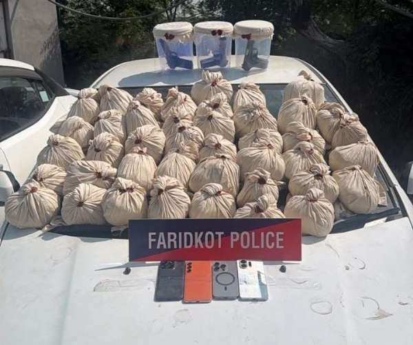 فریدکوٹ میں 47 کلو ہیروئن، 3 پستول برآمد، چار کارندے گرفتار فریدکوٹ میں 47 کلو ہیروئن، 3 پستول برآمد، چار کارندے گرفتار