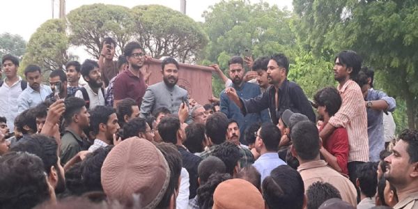 اے ایم یو میں طلبہ یونین انتخابات کا مطالبہ، 48 گھنٹے بعد طالب علم نے شروع کی بھوک ہڑتال