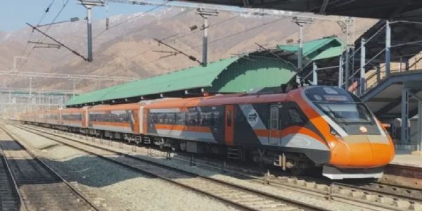 سانبہ میں ٹرین کے ڈرائیور کیبن کا شیشہ ٹوٹنے کے بعد تلاشی آپریشن چلایا گیا