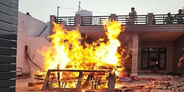 جموں کے ارنیا میں خاتون کی پراسرار موت کے بعد لاش کو سسرال کے احاطہ میں جلایا گیا