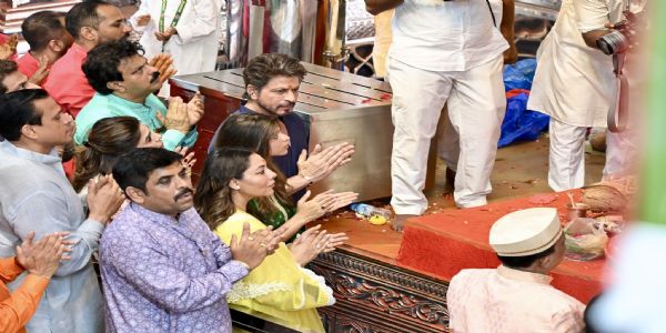 اہل خانہ کے ساتھ لال باغچہ راجہ کے درشن کے لیے پہنچے شاہ رخ خان