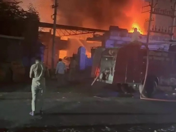 مرسڈیز ورکشاپ میں لگی خوفناک آتشزدگی، آٹھ کاریں جل کر خاک