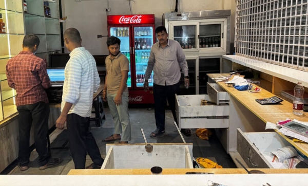 دربار بار میں چوری لاکھ روپے نقد رقم لے اڑے چور دربار بار میں چوری لاکھ روپے نقد رقم لے اڑے چور