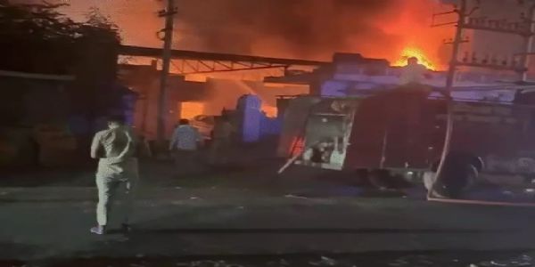 مرسڈیز ورکشاپ میں لگی خوفناک آتشزدگی، آٹھ کاریں جل کرراکھ