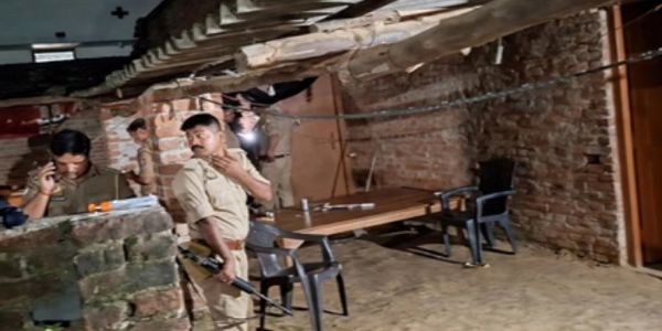 اتر پردیش کے اعظم گڑھ میں بیوی، بیٹے اور دو پجاریوں کو مارنے والا ملزم پولیس انکاونٹر میں مارا گیا