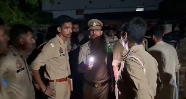 मौके पर पुलिस बंधक बच्चों को बाहर निकालने के लिए प्रयास करती