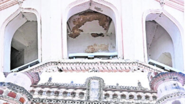 چارمینار سے پلستر کا حصہ گر نے پر تاریخی عمارت کی دیکھ بھال پر سوالیہ نشان چارمینار سے پلستر کا حصہ گر نے پر تاریخی عمارت کی دیکھ بھال پر سوالیہ نشان