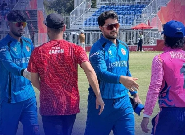 मैच के बाद हाथ मिलाते अफगानिस्तान और जापान के खिलाड़ी मैच के बाद हाथ मिलाते अफगानिस्तान और जापान के खिलाड़ी