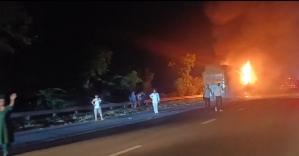 उत्तर प्रदेश में यमुना एक्सप्रेस-वे पर जलती बस की एक झलक। उत्तर प्रदेश में यमुना एक्सप्रेस-वे पर जलती बस की एक झलक।