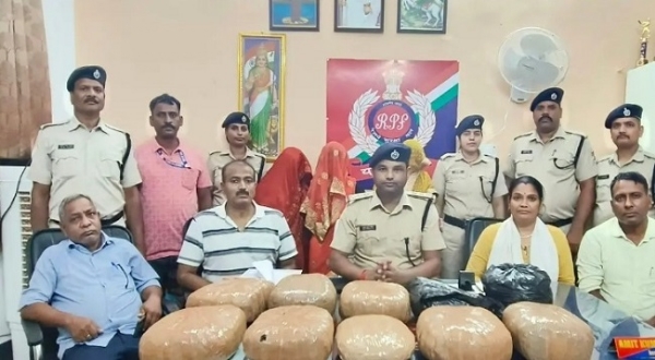 برآمد شدہ گانجے کے ساتھ پولیس