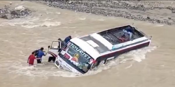 ندی پار کرتے وقت مسافر بس بیچ دھارے میں پھنس گئی، تمام مسافروں کو بحفاظت نکال لیا گیا