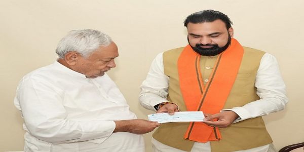نتیش کمار نے وزیر اعلیٰ راحت فنڈ میں ایک ماہ کی تنخواہ دی، وزیر اعلیٰ کو سونپا چیک