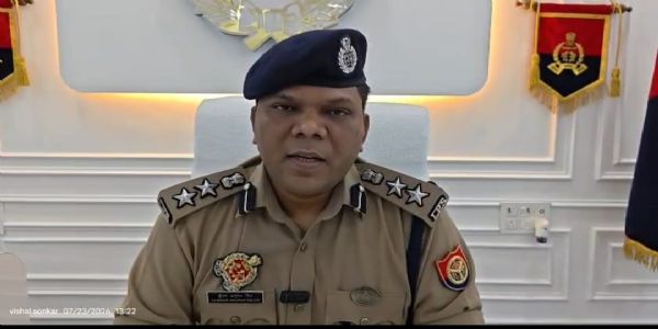 لوٹ اور غیر قانونی وصولی کے دو معاملات میں دو پولیس اہلکاروں سمیت تین افراد گرفتار