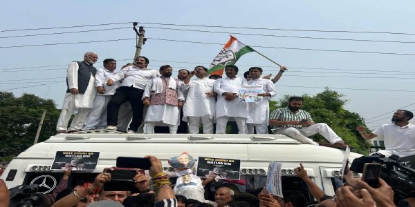 چیف الیکشن کمشنر کے استعفے کے مطالبے کو لے کر کانگریس نے جموں میں احتجاج کیا