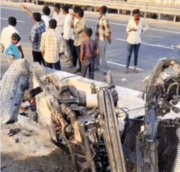 رینج روور ڈیوائیڈر سے ٹکرائی، دو نوجوانوں کی موت