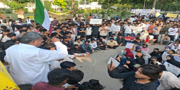 طلبہ یونین انتخابات کے مطالبے کی حمایت میں سابق طلبہ یونین صدر عبدالحفیظ گاندھی دھرنے میں پہنچے
