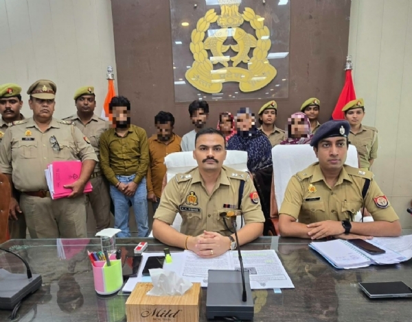 पुलिस अधीक्षक के पीछे खड़े गिरफ्तार आरोपी पुलिस अधीक्षक के पीछे खड़े गिरफ्तार आरोपी