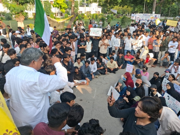 خطاب کرتے ہوئے عبدالحفیظ گاندھی خطاب کرتے ہوئے عبدالحفیظ گاندھی