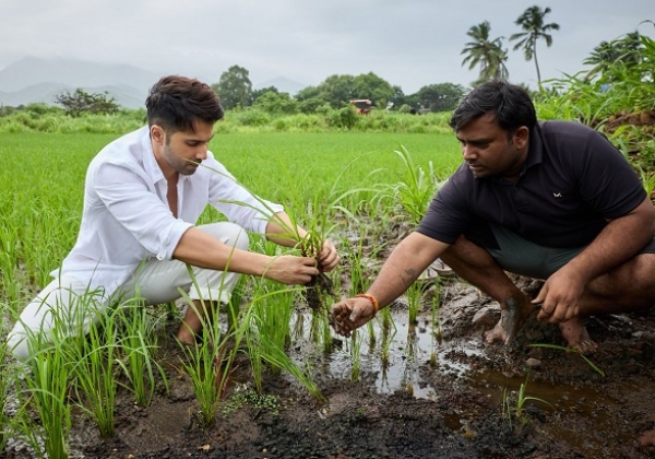 Varun-Dhawans-desi-style-learning-paddy-cultivatio