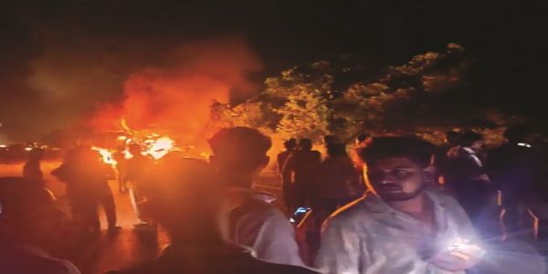 آدھی رات کو ہائی وے پر کھڑے ٹرک میں تیز رفتار ٹرک نے ماری ٹکر، دونوں گاڑیاں جل کر خاکستر