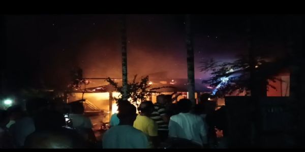 آتشزدگی میں گھر جل کر خاک، فائر بریگیڈ کے دیر سے پہنچنے پر مقامی لوگوں میں غم و غصہ