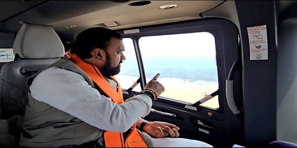 وزیراعلیٰ نے سیلاب متاثرہ علاقوں کا فضائی سروے کیا، راحت اور بچاؤ کاموں کا جائزہ لیا