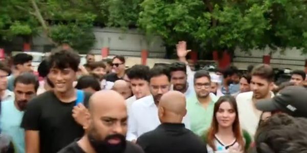 سی جے پی کے مظاہرے کے دوران پیش آئے واقعے پر پولیس کے خلاف پارلیمنٹ اسٹریٹ تھانے کے باہر احتجاج