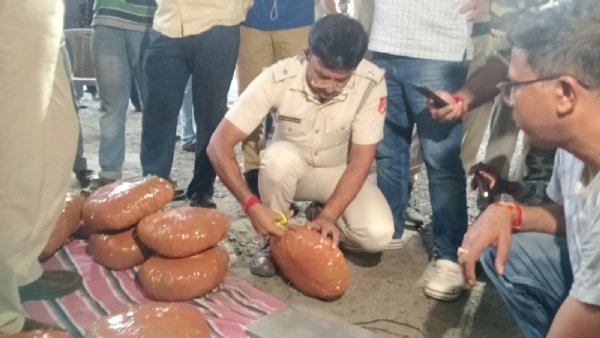 آرام باغ بس اسٹینڈ پر پولیس کی چھاپہ ماری، بس سے گانجے کے 14 پیکٹ برآمد، دو گرفتار آرام باغ بس اسٹینڈ پر پولیس کی چھاپہ ماری، بس سے گانجے کے 14 پیکٹ برآمد، دو گرفتار