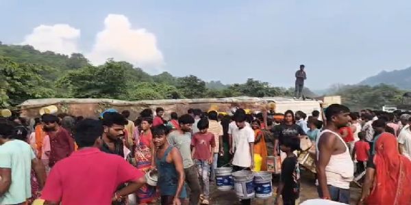 ریفائن تیل سے لدا ٹینکر پلٹا، تیل لوٹنے کے لیے گاؤں والوں کا امڑا ہجوم