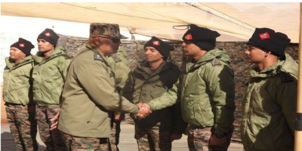 فوج کی شمالی کمان کے سربراہ لیفٹیننٹ جنرل پرتیک شرما نے لداخ میں آپریشنل تیاریوں کا جائزہ لیا