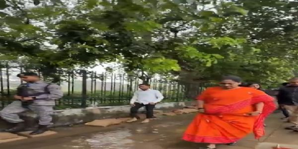 دہلی میں بارش کے بعد جگہ جگہ پانی جمع ہوا ، وزیر اعلیٰ ریکھا نے صورتحال کا جائزہ لیا