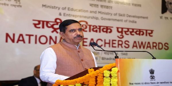 اساتذہ کو 2047 تک وکست بھارت کی تعمیر کے لیے بچوں کو تیار کرنا ہوگا: پرہلاد جوشی