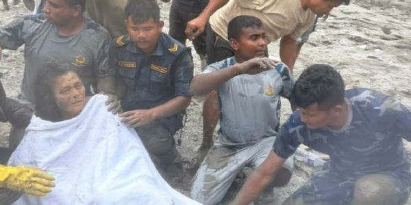 نیپال سیلاب میں پھنسی 64 سالہ خاتون کو 11دن بعدزندہ نکالا گیا