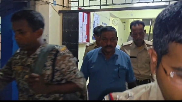 गिरफ्तार तृणमूल नेता काजल घोष को थाने ले जाती पुलिस गिरफ्तार तृणमूल नेता काजल घोष को थाने ले जाती पुलिस