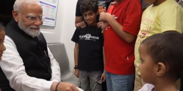 دہلی میٹرو میں عام مسافروں کے درمیان پہنچے وزیر اعظم مودی ، بچوں کو سوانح حیات پڑھنے کی نصیحت کی دہلی میٹرو میں عام مسافروں کے درمیان پہنچے وزیر اعظم مودی ، بچوں کو سوانح حیات پڑھنے کی نصیحت کی