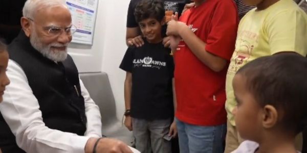 دہلی میٹرو میں عام مسافروں کے درمیان پہنچے وزیر اعظم مودی ، بچوں کو سوانح حیات پڑھنے کی نصیحت کی