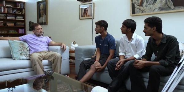 بہار کے زخمی طلبہ سے ملے راہل گاندھی، ساتھ کھڑے رہنے کا کیا وعدہ
