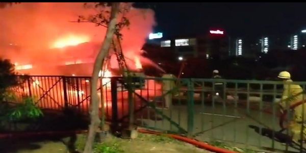 لکھنو: ڈبل ڈیکر بس میں زبردست آگ لگ گئی، 30 مسافروں کو بحفاظت بچا لیا گیا