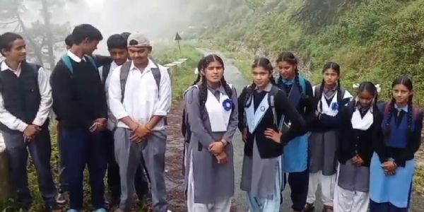 اسکول جا رہے طلبہ کے سامنے اچانک بھالو آ گیا، افراتفری مچی