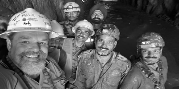 نیپال میں سیلاب کے بعد سرنگوں میں پھنسے لوگوں کے لیے امدادی کاروائی مزید پیچیدہ